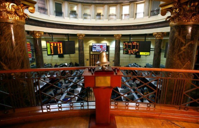 هبوط المؤشر الرئيسي للبورصة في منتصف تعاملات اليوم وسط تراجع ملحوظ في أداء السوق