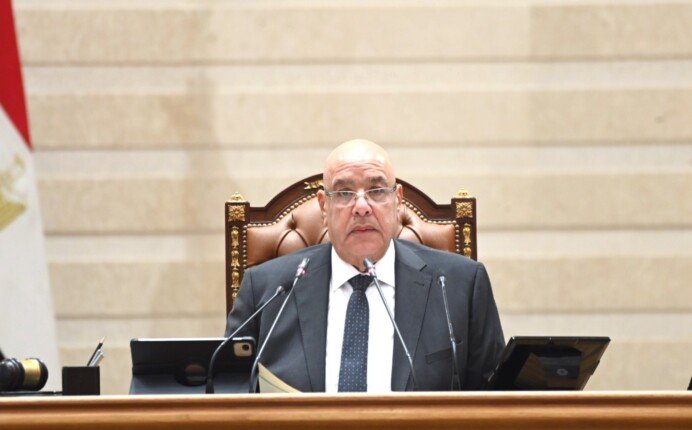 هشام بدوي يحذر النواب من مغادرة القاعة قبل انتهاء الجلسة ويؤكد على أهمية الالتزام بقوانين البرلمان