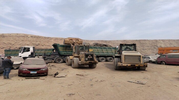 وزارة التنمية المحلية تتابع إخلاء مقبرة سيارات البساتين من المخلفات المكهنة وتحسين البيئة