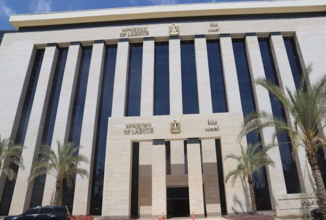وزارة العمل تكشف عن فرص عمل مميزة برواتب تصل إلى 13,500 جنيه