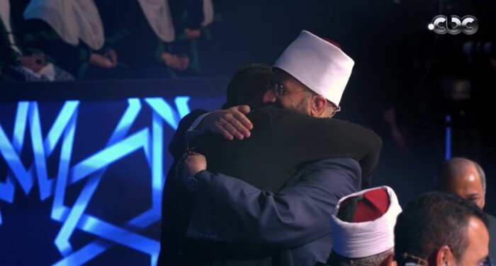 وزير الأوقاف يحتضن المتسابق محمود السيد بعد خروجه من دولة التلاوة