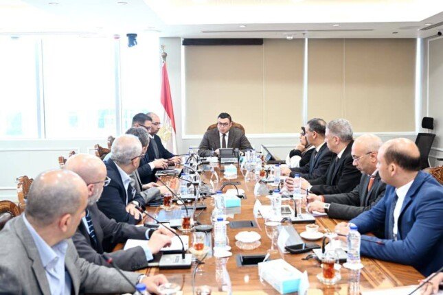 وزير الإسكان يتابع موقف تطوير وتشغيل الشواطئ في مدينة العلمين الجديدة لضمان حياة سياحية فاخرة ومتطورة