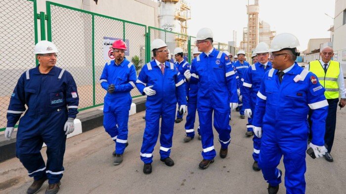 وزير البترول يتفقد الوحدات الإنتاجية في شركة القاهرة للتكرير ويجري حوارا مميزا مع العاملين