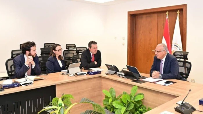 وزير الري يبحث مع بنك الإعمار والتنمية مشروعات تطوير الموارد المائية وتأهيل المحطات ومصرف كيتشنر