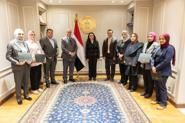 وزيرة التضامن تكرم إدارة الرعاية البديلة لتميزها خلال شهر يناير