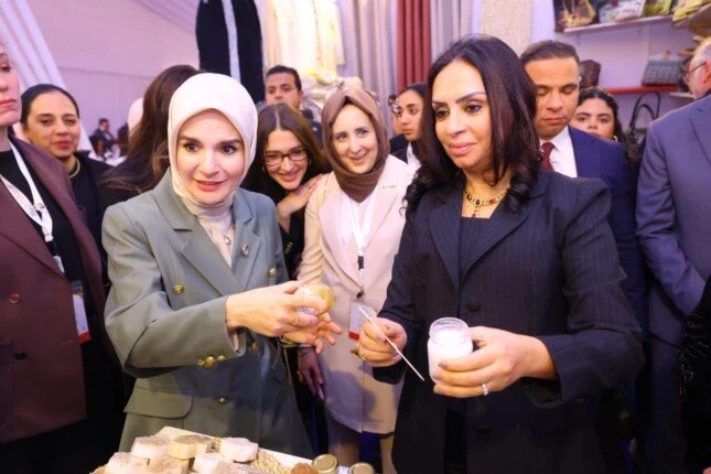 وزيرتا التضامن والأسرة والخدمات الاجتماعية التركية تتفقدان معرض ديارنا بحضور مسؤولين رفيعي المستوى
