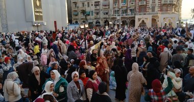 بالصور.. آلاف المصلين يتجمعون لأداء صلاة عيد الفطر في ساحة المرسي أبو العباس بالإسكندرية