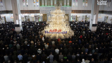 آلاف المصلين يؤدون صلاة عيد الفطر في دمشق وخطب العيد تكرم ذكرى الثورة السورية