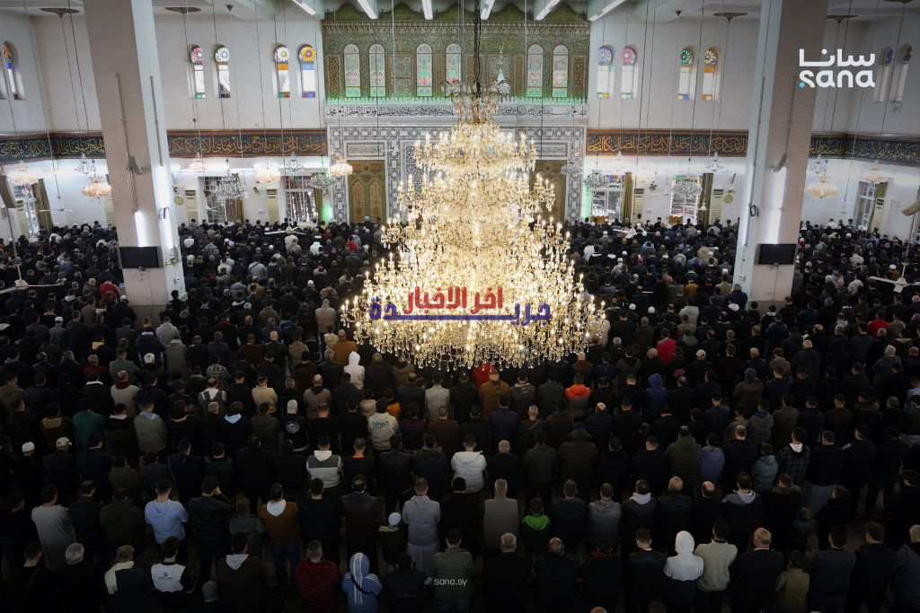 آلاف المصلين يؤدون صلاة عيد الفطر في دمشق وخطب العيد تكرم ذكرى الثورة السورية