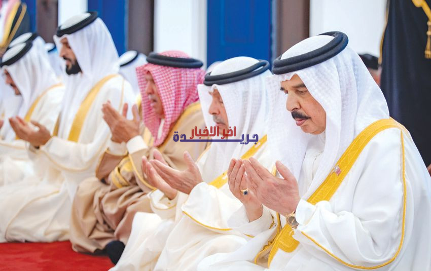 أخبار الخليج: الملك يؤدي صلاة عيد الفطر ويؤكد التزام القوات الأمنية بحماية أمن واستقرار البحرين