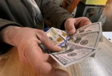 أسعار الدولار تظل ثابتة في بغداد وترتفع في أربيل مع إغلاق الأسواق—هل تتوقع تغيرات قريبة؟