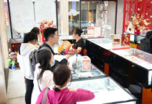 أسعار الذهب تتقلب بشكل مستمر.. والناس يتخذون حذرًا أكبر في عمليات البيع والشراء