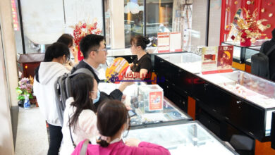 أسعار الذهب تتقلب بشكل مستمر.. والناس يتخذون حذرًا أكبر في عمليات البيع والشراء