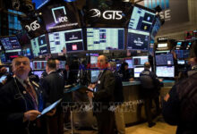 أسهم أمريكا تتراجع مع تأجيل خفض أسعار الفائدة إلى عام 2027: تحليل الأسباب والتوقعات