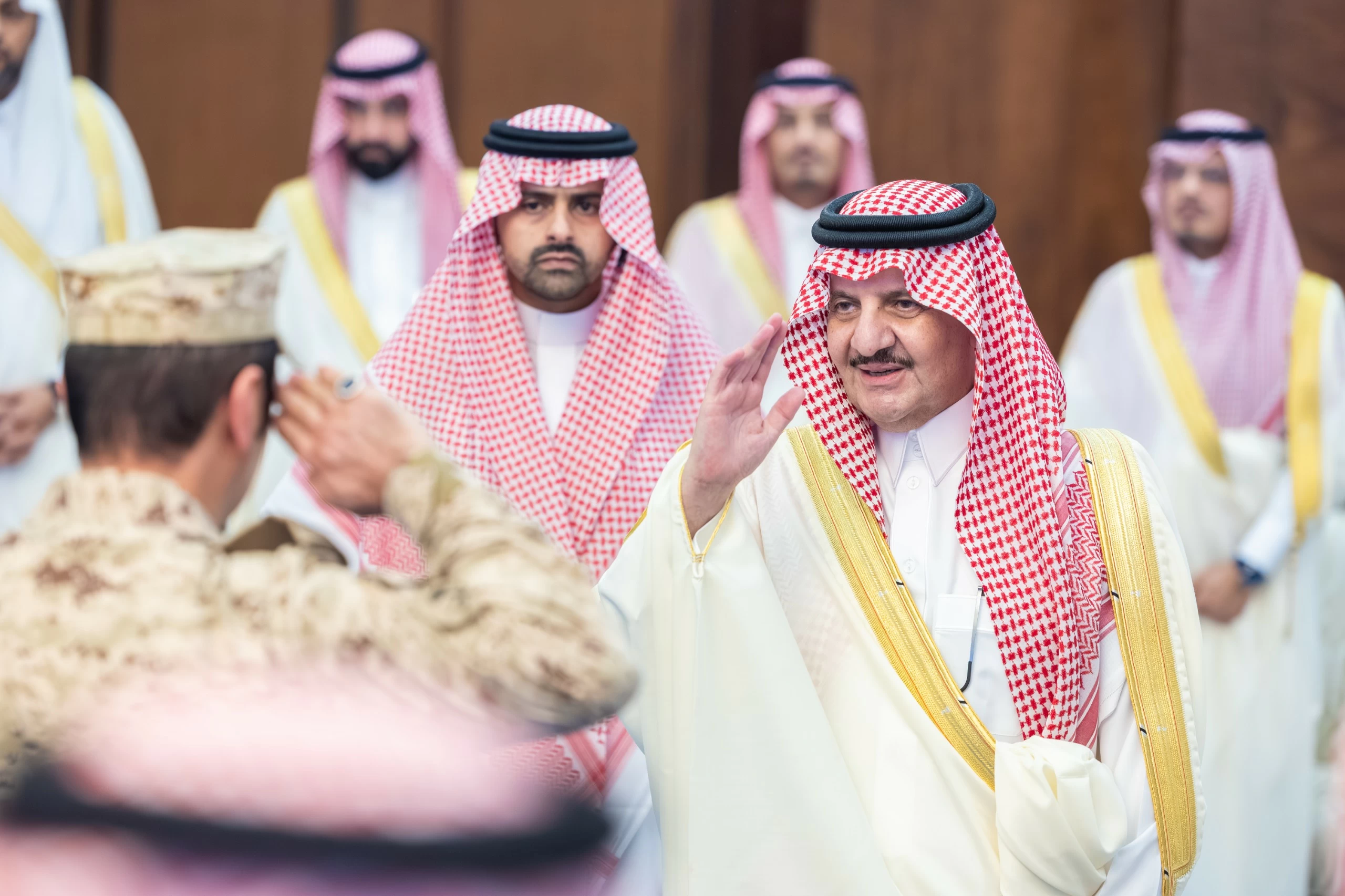 أمير المنطقة الشرقية يستقبل المهنئين بعيد الفطر ويؤكد على أهمية الوحدة والتلاحم في احتفال مميز - أخبار السعودية