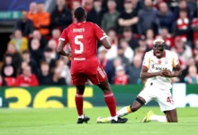 أوسيمين يذهل الجماهير ويُبهر ليفربول وهو يلعب بذراعه المكسورة!