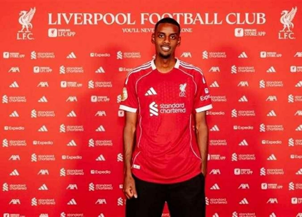 إيزاك يثير الجدل بعد مشاركته في تدريبات فريق ليفربول استعدادًا للموسم الجديد