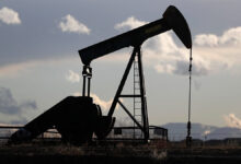 ارتفاع مفاجئ في أسعار المشتقات النفطية بعد استهداف منشآت الطاقة في الخليج: تطورات خطيرة تهدد الأسواق