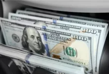 الدولار يتفوق عالميًا وسط شكوك الأسواق في جهود تهدئة الصراع مع إيران