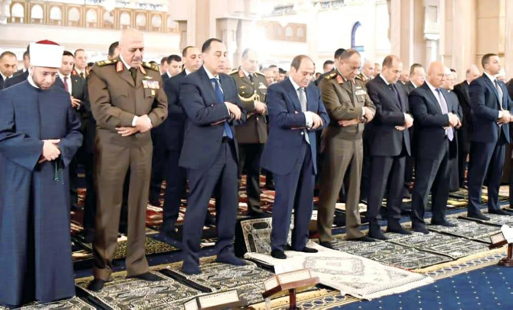 الرئيس السيسي يؤدي صلاة عيد الفطر في مسجد الفتاح العليم ويشهد افتتاح أكبر مشروع مونوريل شرق النيل