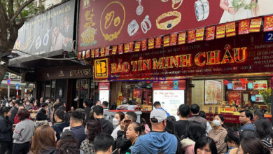 انخفاض حاد في أسعار الذهب يدفع سكان هانوي للتهافت على شراء الذهب عند أدنى سعر في التاريخ