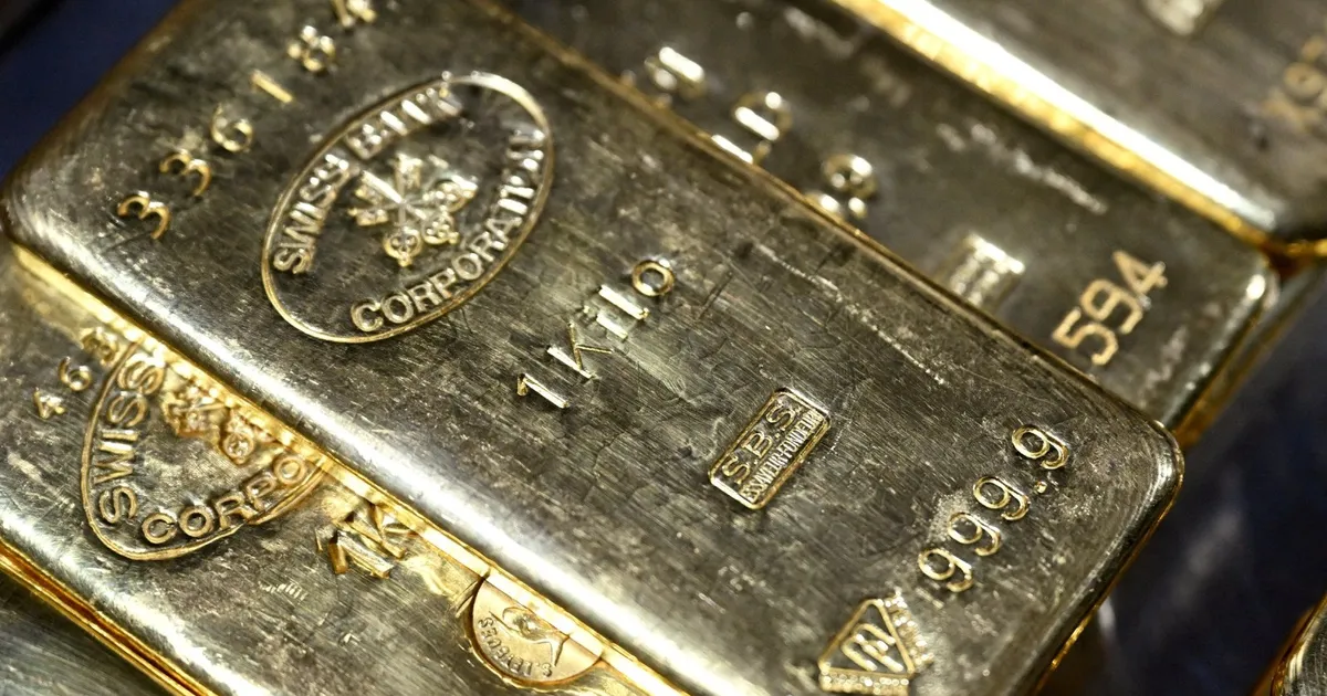 انخفاض حاد في سعر الذهب يقترب من محو مكاسب العام ويثير القلق في الأسواق