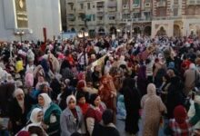 بالصور.. آلاف المصلين يتجمعون لأداء صلاة عيد الفطر في ساحة المرسي أبو العباس بالإسكندرية