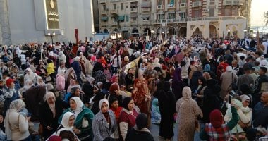 بالصور.. آلاف المصلين يتجمعون لأداء صلاة عيد الفطر في ساحة المرسي أبو العباس بالإسكندرية