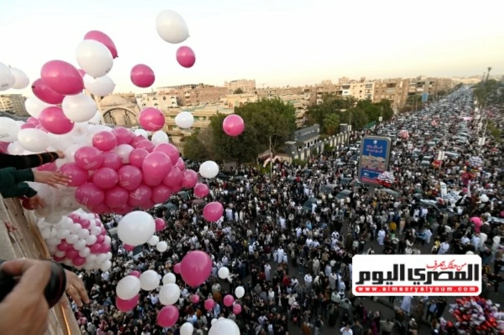 بالصور.. آلاف المصلين يتوافدون لأداء صلاة عيد الفطر في المساجد والساحات وسط أجواء مميزة