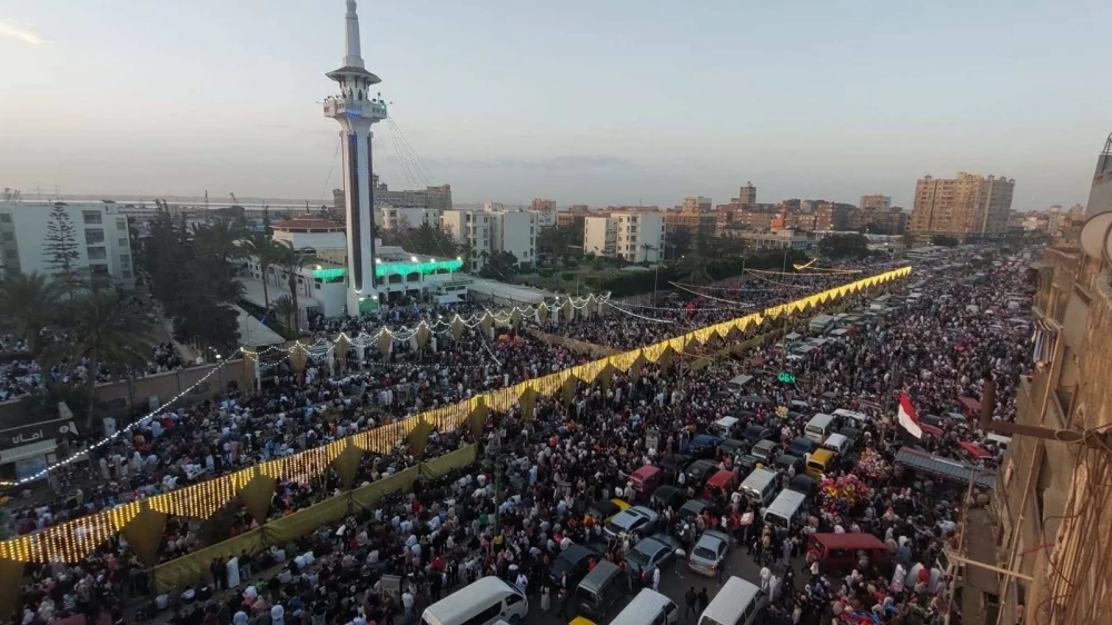 بالصور.. الآلاف يحتفلون بعيد الفطر بصلاة جماعية رائعة في الإسكندرية وسط أجواء احتفالية مذهلة