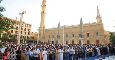 بالصور.. توافد الآلاف إلى مسجد الإمام الحسين لأداء صلاة عيد الفطر المبارك واحتفالات مميزة