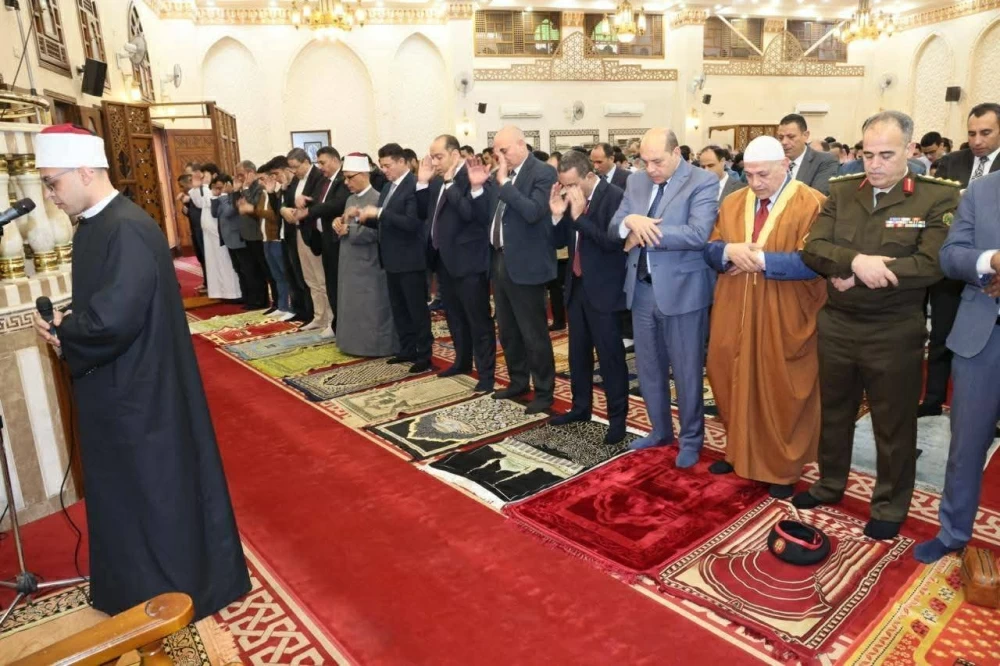 بالصور.. محافظ المنوفية يحتفل بعيد الفطر في مسجد الرؤوف الرحيم ويتبادل التهاني مع المواطنين في أجواء احتفالية
