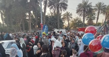 بالونات واحتفالات صاخبة في محيط مسجد عمرو بن العاص بعد صلاة العيد: فرحة لا تُنسى