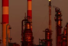 بعد تهديدات ترامب.. النفط يترقب «اثنين عاصف» بأسعار قياسية تلهب الأسواق المالية