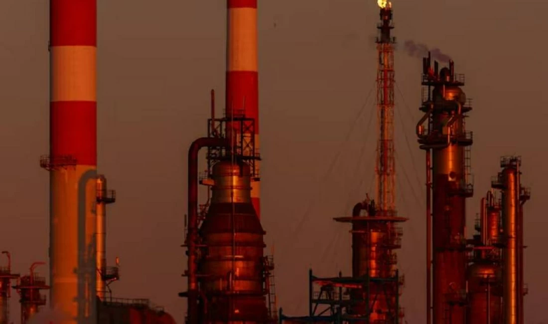 بعد تهديدات ترامب.. النفط يترقب «اثنين عاصف» بأسعار قياسية تلهب الأسواق المالية