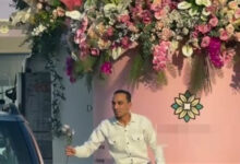 بمبادرة مبهجة.. توزيع الورود على المواطنين احتفالًا بـ عيد الفطر المبارك يثير البهجة ويعزز روح الوحدة