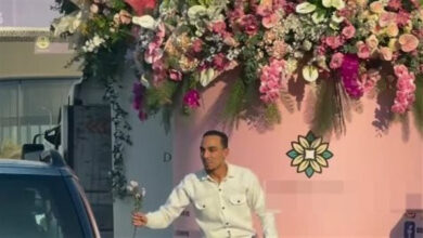 بمبادرة مبهجة.. توزيع الورود على المواطنين احتفالًا بـ عيد الفطر المبارك يثير البهجة ويعزز روح الوحدة