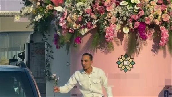 بمبادرة مبهجة.. توزيع الورود على المواطنين احتفالًا بـ عيد الفطر المبارك يثير البهجة ويعزز روح الوحدة