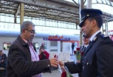 بمناسبة عيد الفطر.. رجال الشرطة يوزعون الورود ويعززون التواصل مع المواطنين في لفتة استراتيجية.. صور