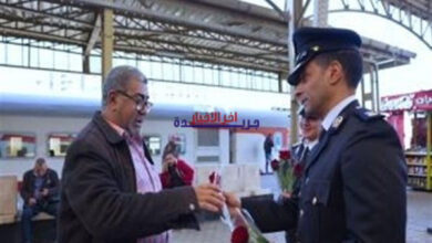 بمناسبة عيد الفطر.. رجال الشرطة يوزعون الورود ويعززون التواصل مع المواطنين في لفتة استراتيجية.. صور