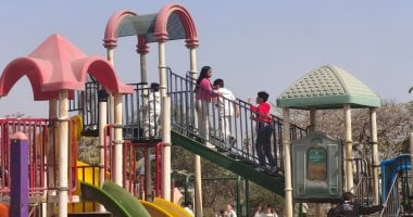 حفلة عيد الفطر في حديقة الأزهر تكتظ بالزوار من الكبار والصغار.. النافورة الراقصة ومناطق الألعاب تجذب الآلاف وتحول المدينة إلى ساحة احتفال حية