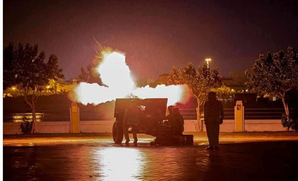 دولة عربية تُشعل احتفالات عيد الفطر بـ8 طلقات مدفعية مثيرة (فيديو)