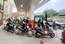 سائقو خدمات النقل عبر التطبيقات يواجهون أزمة مالية حادة ويكافحون لتغطية نفقاتهم