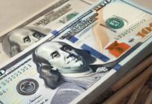 سعر الدولار اليوم يتقلب.. 52.29 جنيه في البنك الأهلي يثير اهتمام المستثمرين