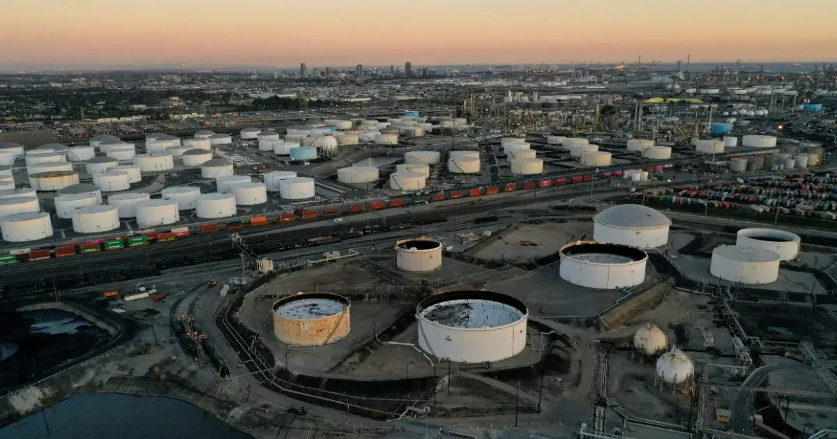 سعر خام برنت يتجاوز 110 دولارات للبرميل.. هل بدأت مرحلة ارتفاع جديدة في أسعار النفط؟