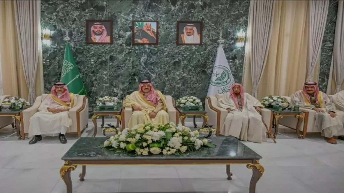 شاهد: أمير حائل يستقبل آلاف المهنئين بعيد الفطر في قصر أجا.. لحظة مليئة بالحب والوحدة الوطنية