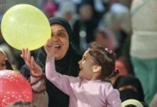 كيف يحتفل المصريون بعيد الفطر: صلاة الساحات، الزيارات، والكحك في طقوس مميزة ومتجددة