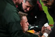 لاعب غلطة سراي يضطر لإعادة تثبيت إصبعه بعد حادث نادر خلال خسارته أمام ليفربول