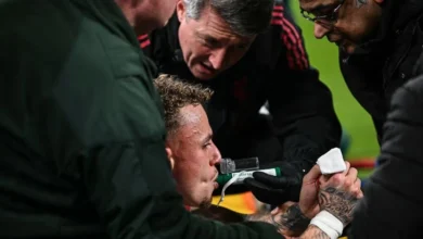 لاعب غلطة سراي يضطر لإعادة تثبيت إصبعه بعد حادث نادر خلال خسارته أمام ليفربول