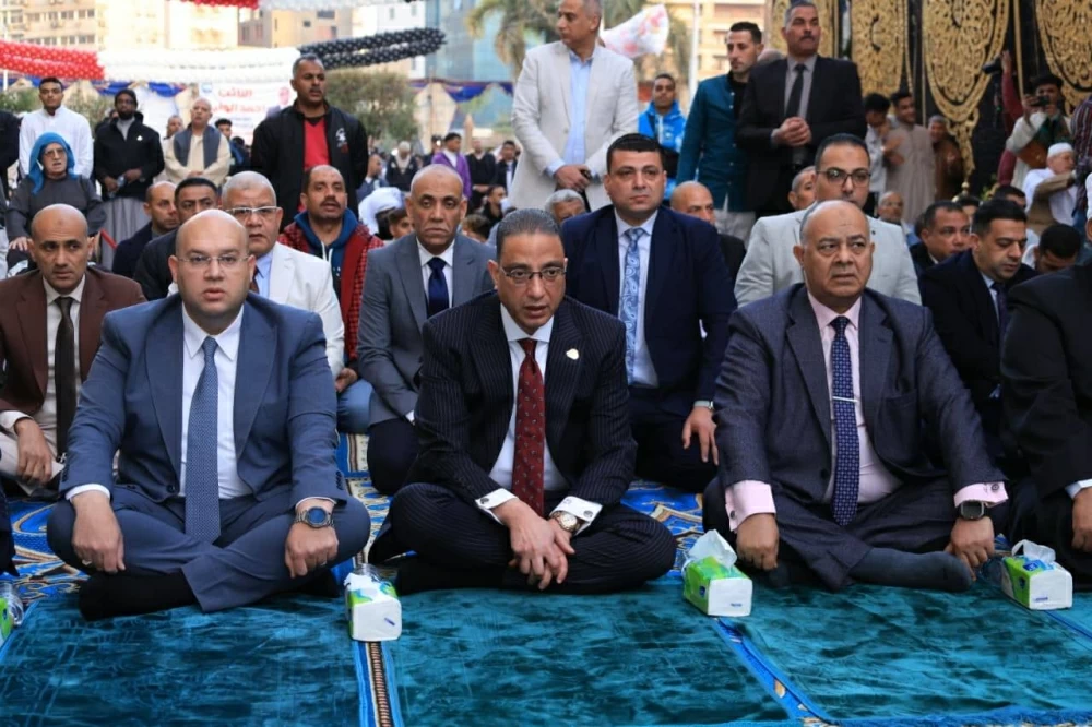 محافظ الجيزة يؤدي صلاة عيد الفطر المبارك في ساحة مسجد مصطفى محمود وسط اجراءات أمنية مشددة
